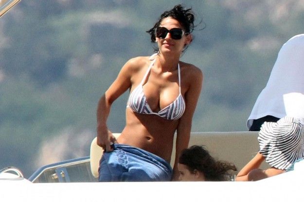 Anna Tatangelo: bikini esplosivo su Instagram, fan gradiscono