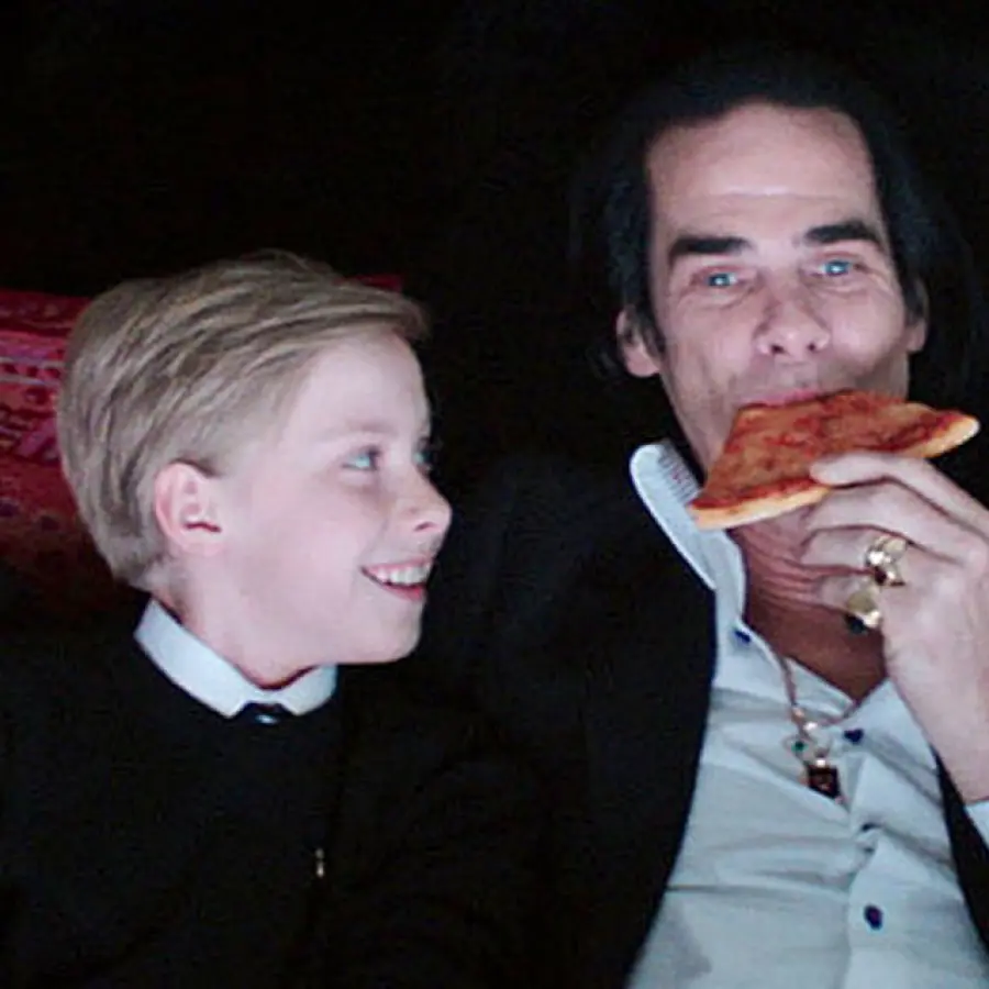 Nick Cave e Susie Bick in lutto: figlio Arthur cade da scogliera e muore