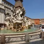 Piazza Navona, turiste entrano in Fontana Bernini: Rino Barillari le immortala
