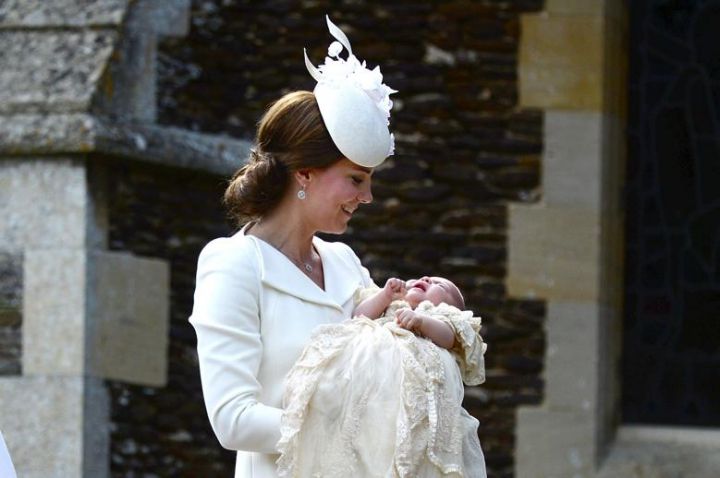 Kate: abito bianco magnolia per battesimo Charlotte