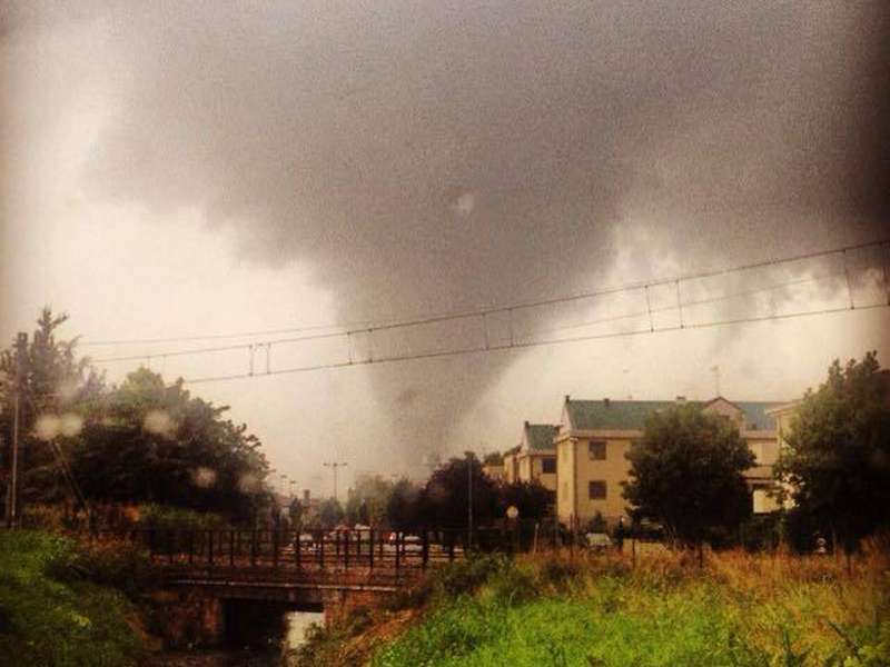 Maltempo in Veneto: tromba d'aria a Dolo, fulmine colpisce bimba a Ovaro