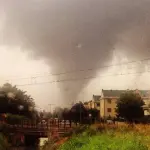 Maltempo in Veneto: tromba d'aria a Dolo, fulmine colpisce bimba a Ovaro