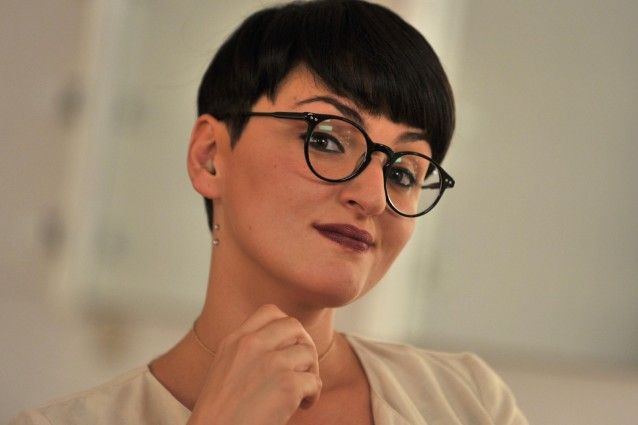 Arisa loda traffico intestinale con selfie sul water