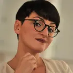 Arisa loda traffico intestinale con selfie sul water