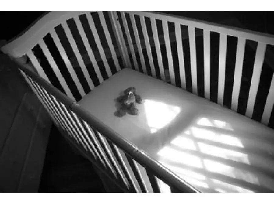 Paola, neonata muore improvvisamente: genitori tossicodipendenti