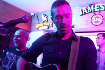 Chris Martin canta in bar di Nuova Delhi: clienti stupiti e felici