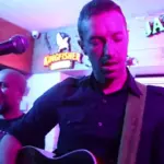 Chris Martin canta in bar di Nuova Delhi: clienti stupiti e felici