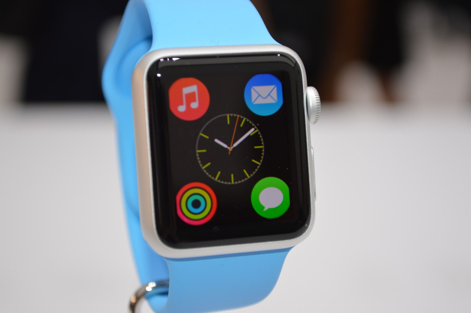 Apple Watch sarà flop: giovani non lo apprezzano, design snob e poco utile
