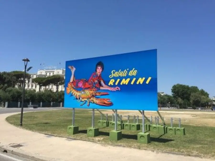Rimini, opere irriverenti di Maurizio Cattelan costellano città: campagna 
