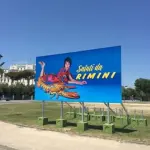 Rimini, opere irriverenti di Maurizio Cattelan costellano città: campagna 