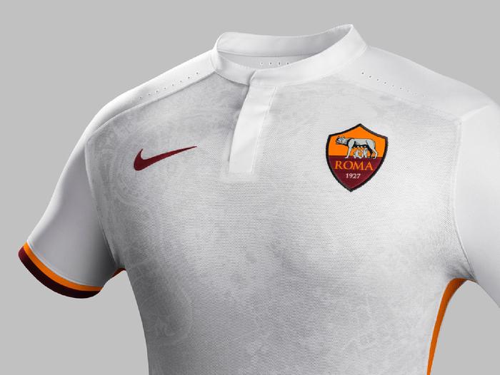 Roma, presentazione nuova maglia trasferta: bianca con bordini rossi sulle maniche