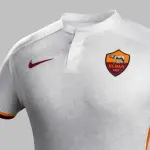 Roma, presentazione nuova maglia trasferta: bianca con bordini rossi sulle maniche