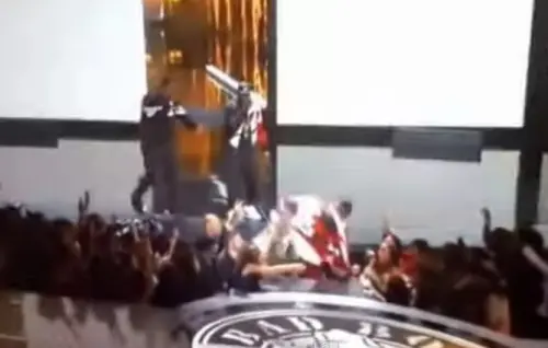 BET Awards 2015, Puff Daddy cade in una botola: 