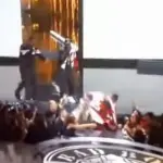 BET Awards 2015, Puff Daddy cade in una botola: 