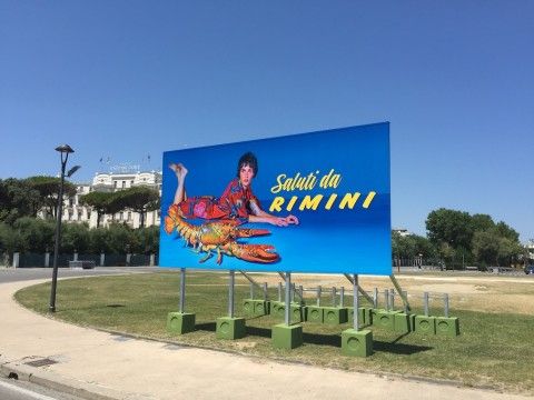 Rimini, opere irriverenti di Maurizio Cattelan costellano città: campagna "Saluti da Rimini"