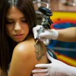 Tatuaggi piccoli o grandi: boom infezioni per mancata sterilizzazione