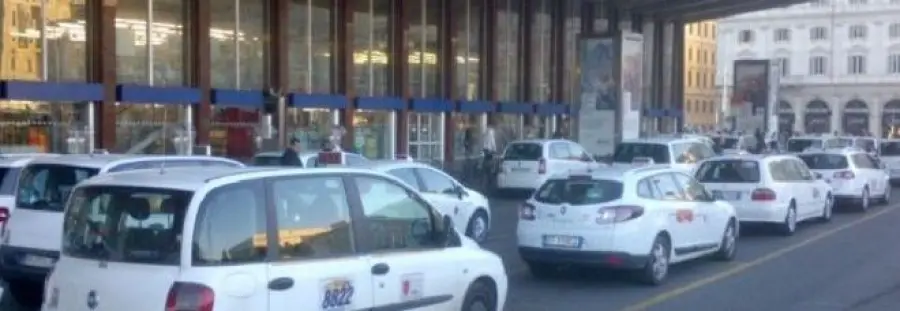 Roma, tassista chiede 50 euro a cliente obeso: ha causato foratura ruota