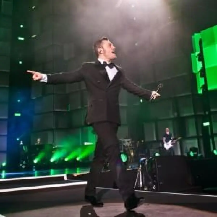 Tiziano Ferro incanta Torino: oltre due ore di musica ed effetti speciali