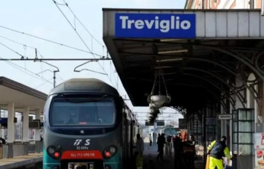 Milano, capotreno picchiata da nordafricani ubriachi: ferito passeggero