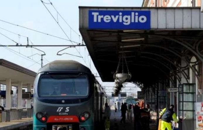 Milano, capotreno picchiata da nordafricani ubriachi: ferito passeggero