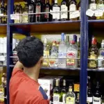 India, liquore adulterato uccide 41 persone: bevuta low cost letale