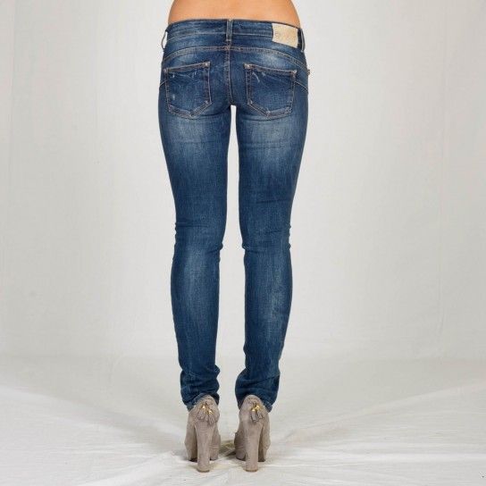 Jeans attillati possono creare problemi a muscoli e nervi