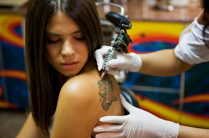 Tatuaggi piccoli o grandi: boom infezioni per mancata sterilizzazione