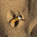 Getta la sigaretta in spiaggia: maxi multa a turista tedesco
