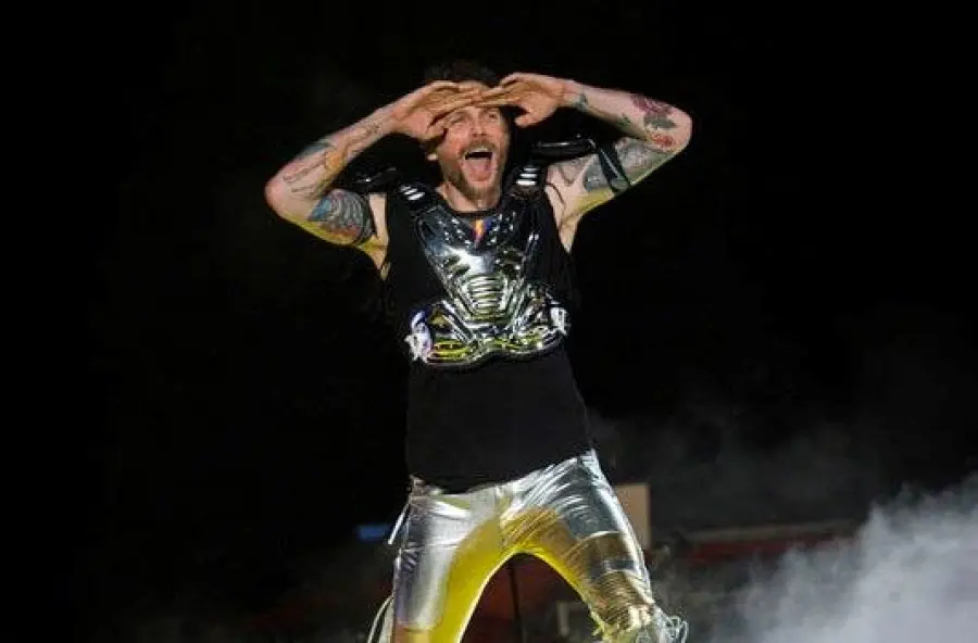 Jovanotti, concerto perfetto ad Ancona: outfit stravagante