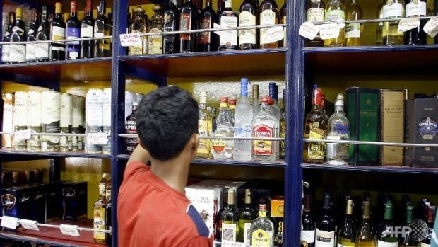 India, liquore adulterato uccide 41 persone: bevuta low cost letale