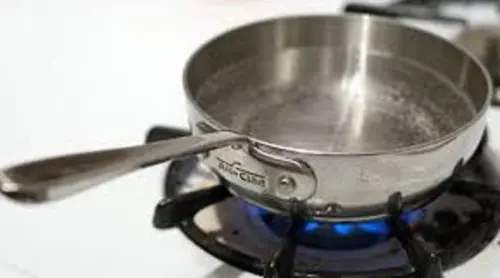 Padre puniva la figlia di 6 anni bruciandole le mani nella padella