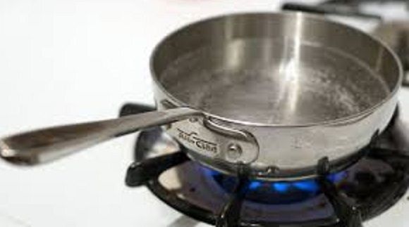 Padre puniva la figlia di 6 anni bruciandole le mani nella padella