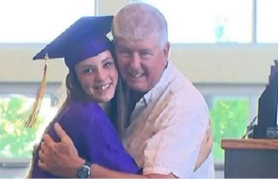 Nel 1998 la salvò da un incendio: oggi è andato alla sua festa del diploma