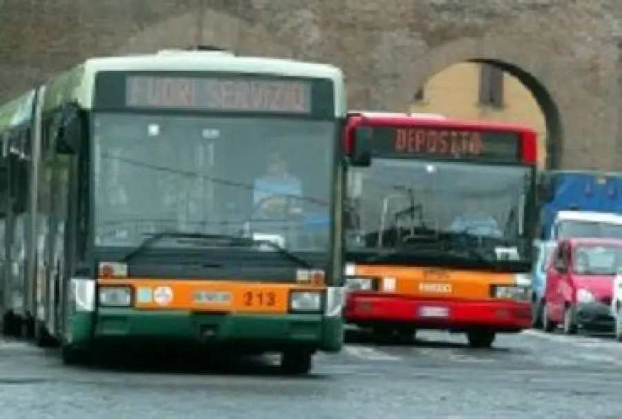 Autista di un autobus picchiato da due passeggeri