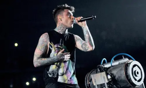 Fedez litiga in discoteca e scaglia bottiglia contro vetrata: fan ferita