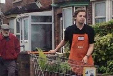 I clienti anziani sono a piedi, così gli porta a casa la spesa col carrello