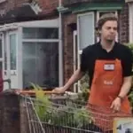 I clienti anziani sono a piedi, così gli porta a casa la spesa col carrello