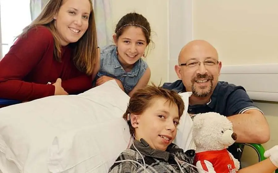 Kieran, bimbo nato senza orecchie: ora può indossare occhiali