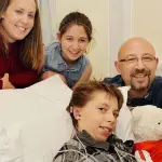 Kieran, bimbo nato senza orecchie: ora può indossare occhiali