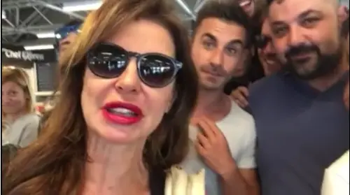 Alba Parietti: accoglienza spettacolare a Ciampino, applausi e trepidazione
