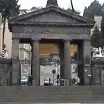 Napoli, scassinavano loculi e li rivendevano: 17 indagati