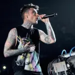 Fedez litiga in discoteca e scaglia bottiglia contro vetrata: fan ferita