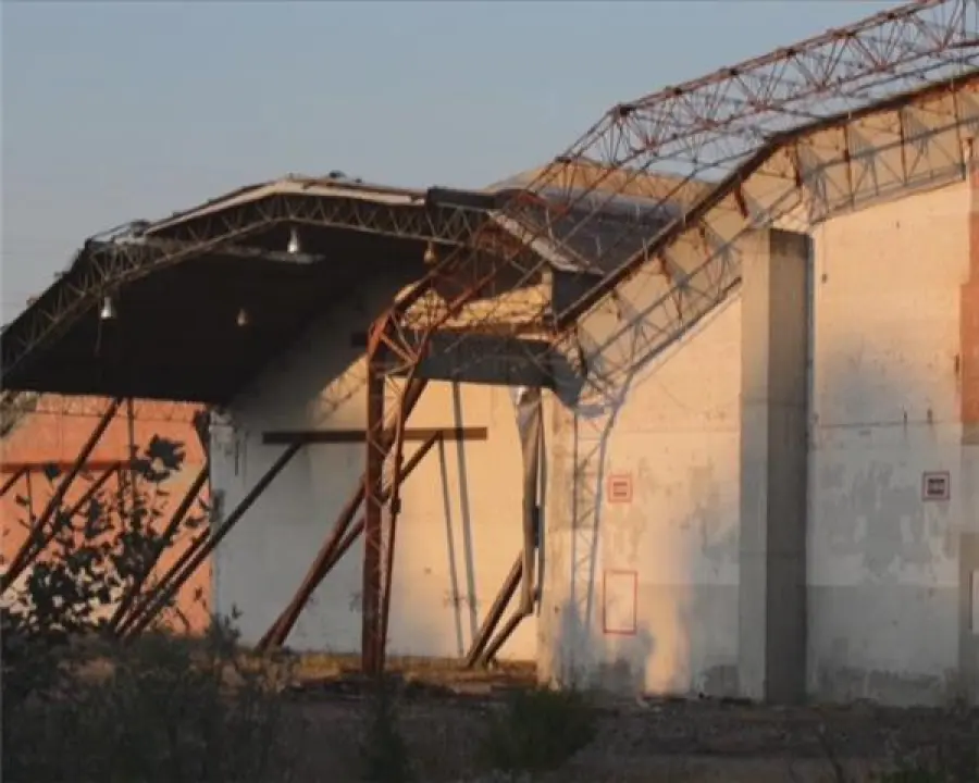 Parma, tetto capannone cede: muore 17enne