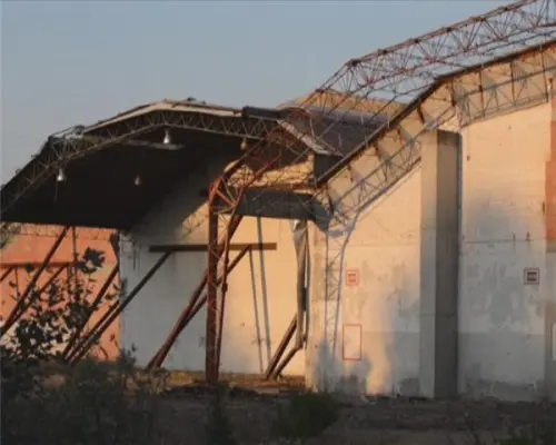 Parma, tetto capannone cede: muore 17enne