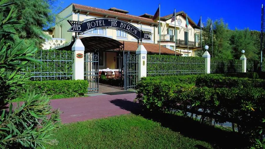 Forte dei Marmi: niente selfie all'Hotel Byron, bando anche ai 'selfie-stick'