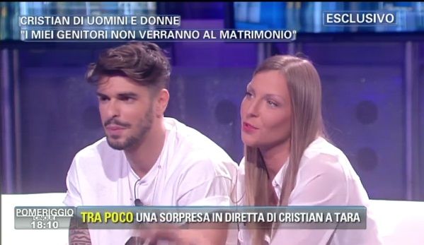 U&amp;D, Cristian e Tara: proposta di matrimonio con anello a Pomeriggio 5