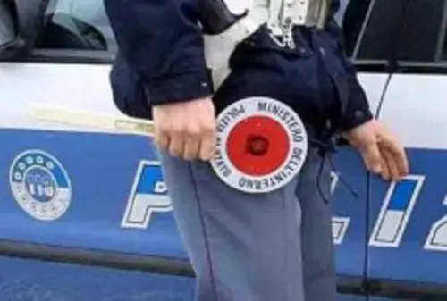 Ladra sorpresa a rubare riesce a fuggire improvvisando uno strip