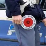 Ladra sorpresa a rubare riesce a fuggire improvvisando uno strip