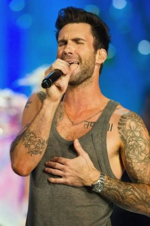 Maroon 5, Adam Levin nudo nel nuovo video: pubblico femminile approva