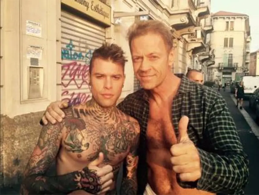 Fedez e Rocco Siffredi in mutande nel video di 